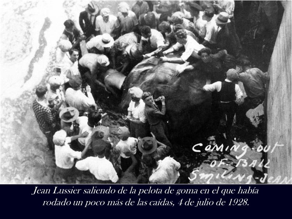 Jean Lussier saliendo de la pelota de goma en el que había rodado un poco más de las caídas, 4 de julio de 1928.