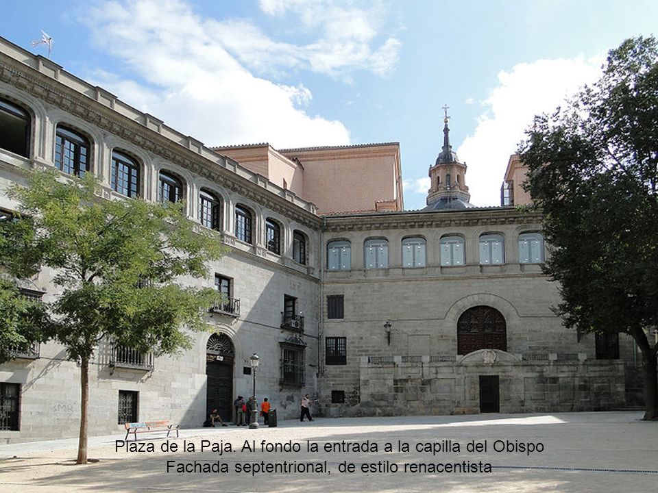 Plaza de la Paja. Al fondo la entrada a la capilla del Obispo