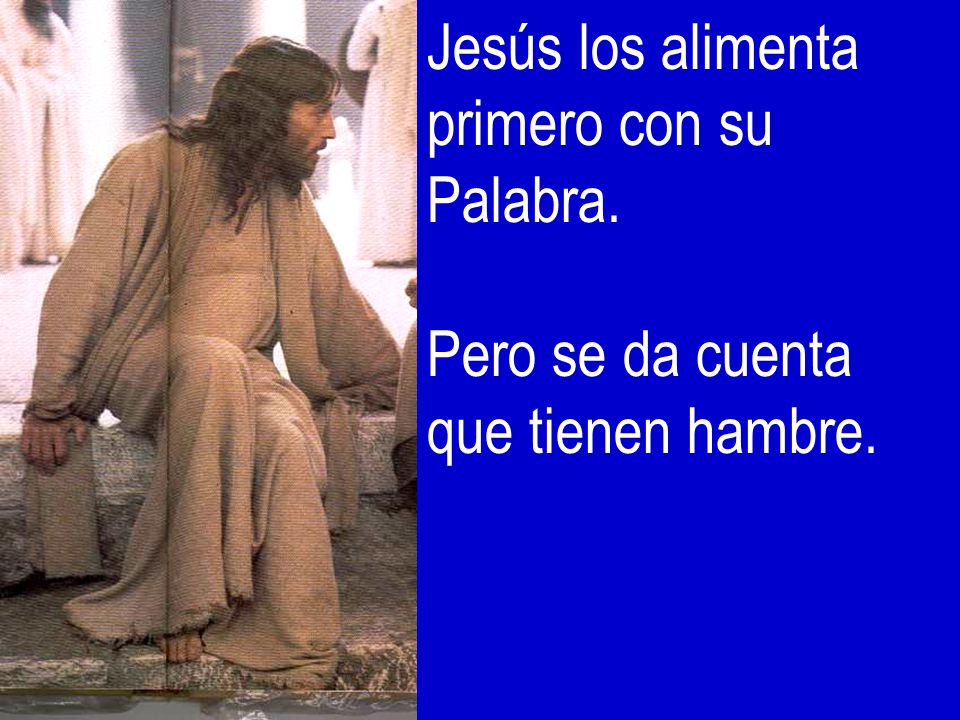 Jesús los alimenta primero con su Palabra.