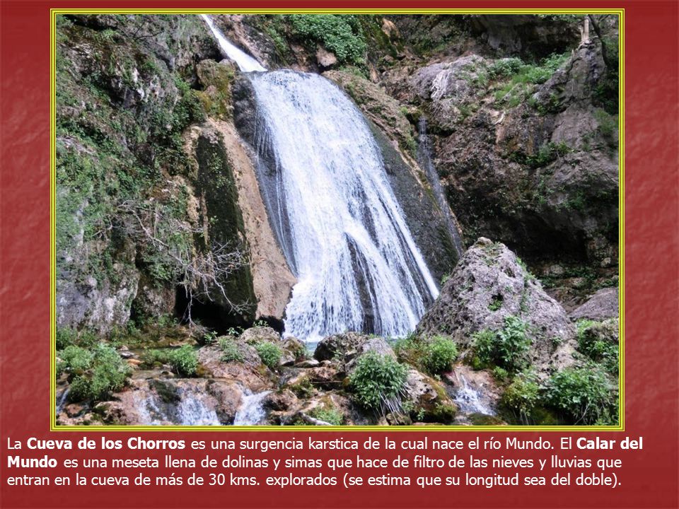 La Cueva de los Chorros es una surgencia karstica de la cual nace el río Mundo.