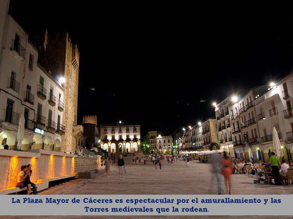 La Plaza Mayor de Cáceres es espectacular por el amurallamiento y las Torres medievales que la rodean.