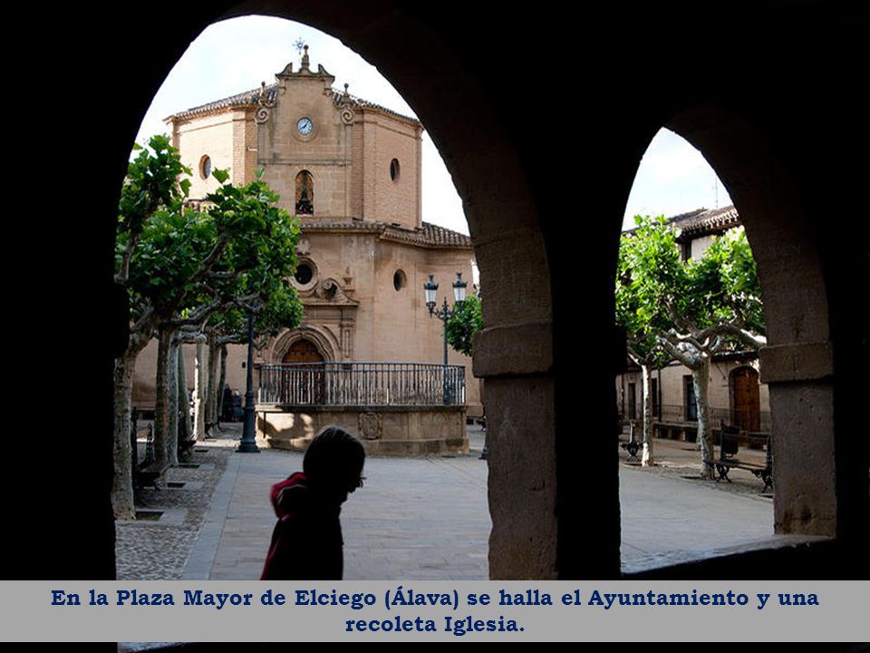 En la Plaza Mayor de Elciego (Álava) se halla el Ayuntamiento y una recoleta Iglesia.