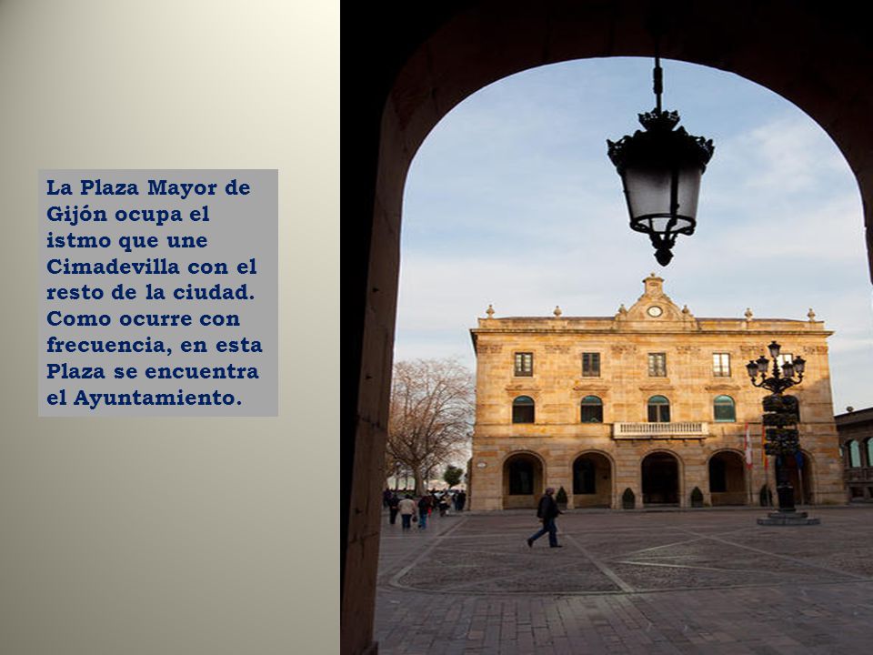 La Plaza Mayor de Gijón ocupa el istmo que une Cimadevilla con el resto de la ciudad.