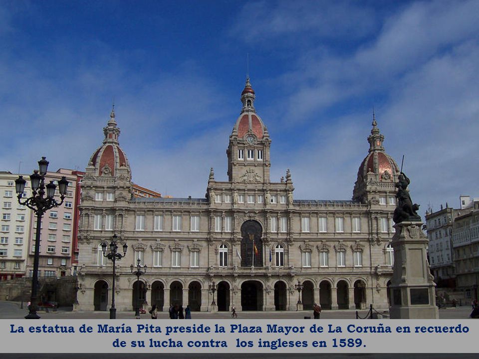La estatua de María Pita preside la Plaza Mayor de La Coruña en recuerdo de su lucha contra los ingleses en 1589.