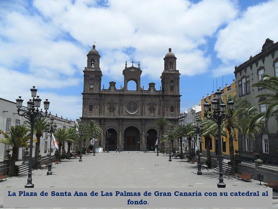 La Plaza de Santa Ana de Las Palmas de Gran Canaria con su catedral al fondo.