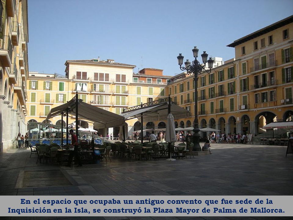 En el espacio que ocupaba un antiguo convento que fue sede de la Inquisición en la Isla, se construyó la Plaza Mayor de Palma de Mallorca.