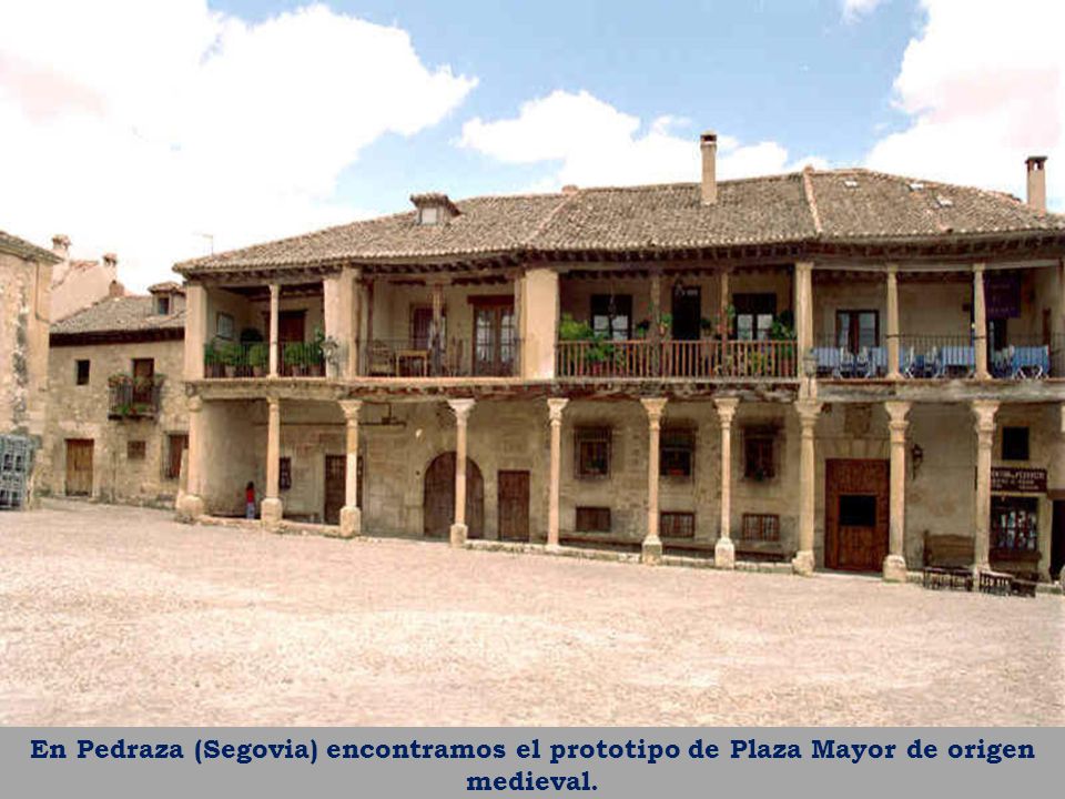 En Pedraza (Segovia) encontramos el prototipo de Plaza Mayor de origen medieval.