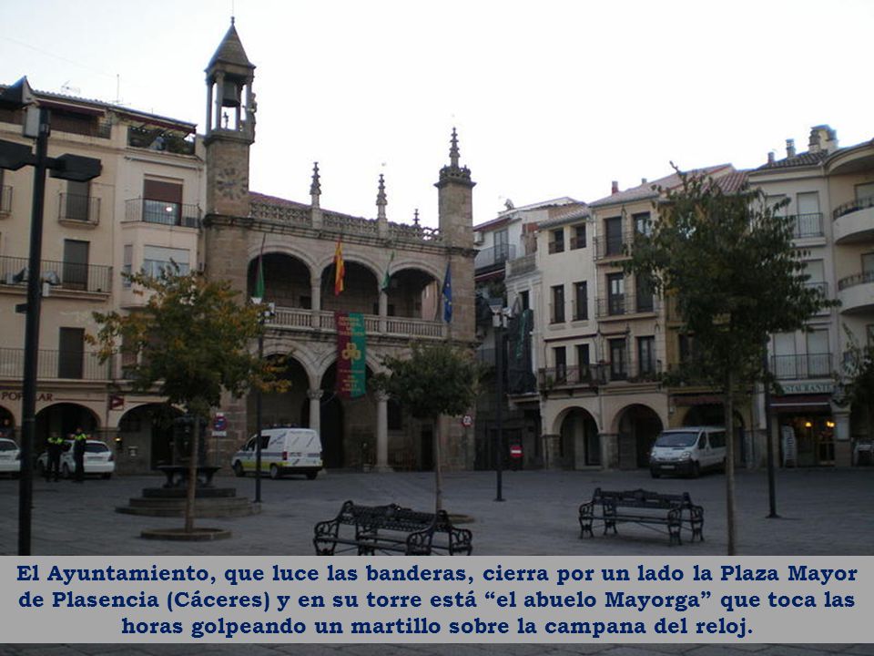 El Ayuntamiento, que luce las banderas, cierra por un lado la Plaza Mayor de Plasencia (Cáceres) y en su torre está el abuelo Mayorga que toca las horas golpeando un martillo sobre la campana del reloj.