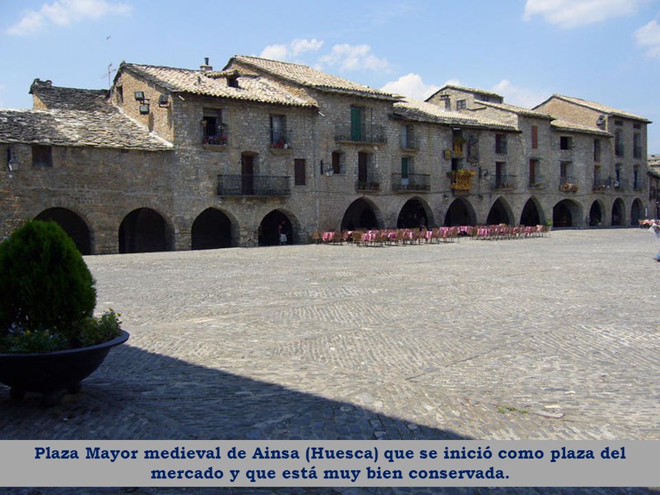 Plaza Mayor medieval de Ainsa (Huesca) que se inició como plaza del mercado y que está muy bien conservada.