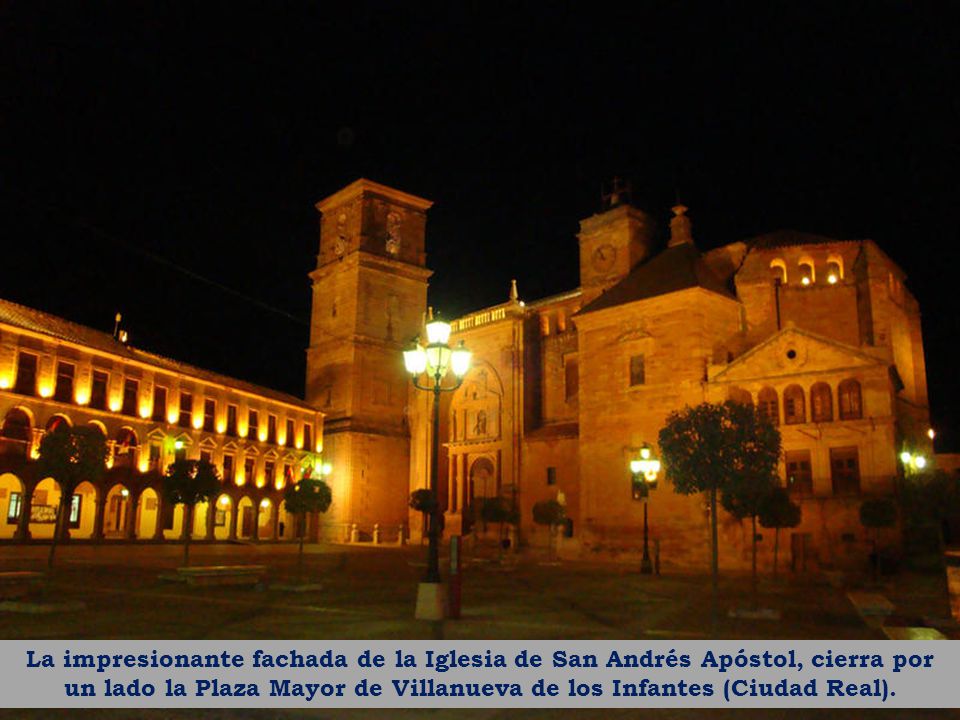 La impresionante fachada de la Iglesia de San Andrés Apóstol, cierra por un lado la Plaza Mayor de Villanueva de los Infantes (Ciudad Real).