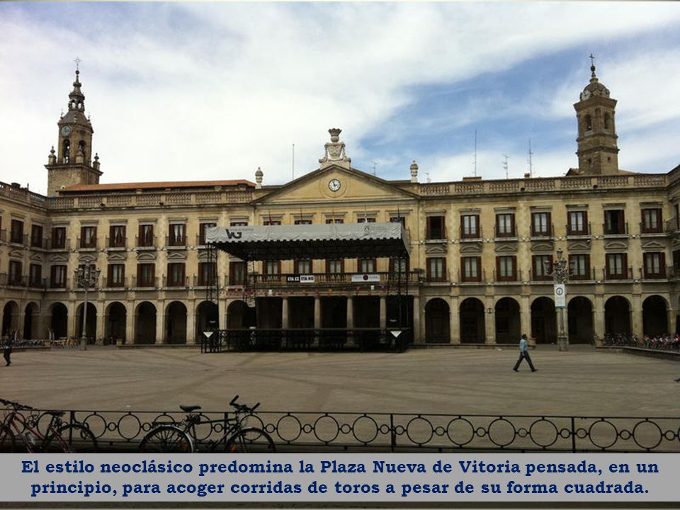 El estilo neoclásico predomina la Plaza Nueva de Vitoria pensada, en un principio, para acoger corridas de toros a pesar de su forma cuadrada.