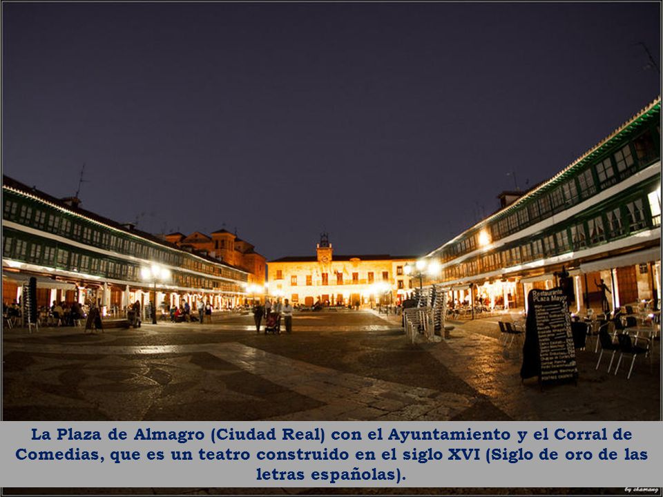 La Plaza de Almagro (Ciudad Real) con el Ayuntamiento y el Corral de Comedias, que es un teatro construido en el siglo XVI (Siglo de oro de las letras españolas).