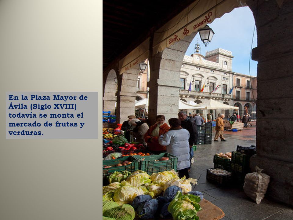 En la Plaza Mayor de Ávila (Siglo XVIII) todavía se monta el mercado de frutas y verduras.