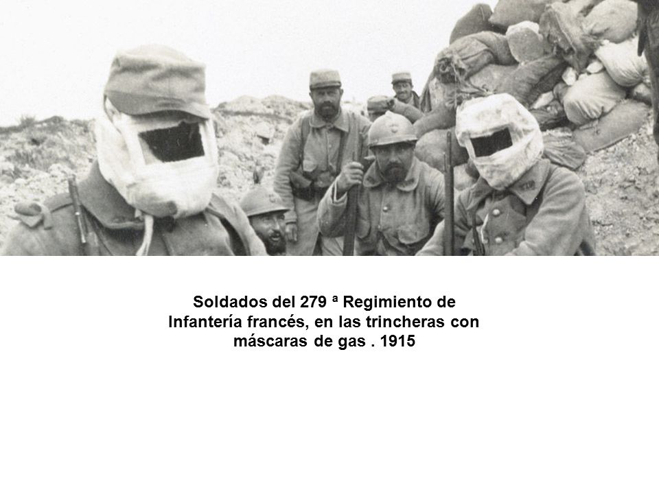 Soldados del 279 ª Regimiento de Infantería francés, en las trincheras con máscaras de gas