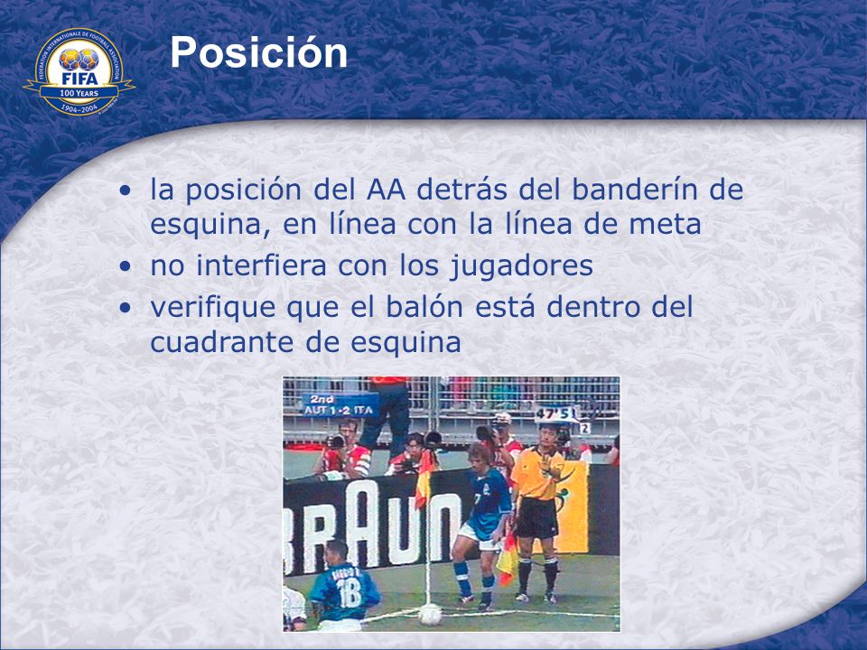 Posición la posición del AA detrás del banderín de esquina, en línea con la línea de meta. no interfiera con los jugadores.