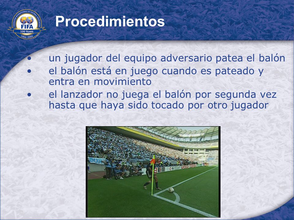 Procedimientos un jugador del equipo adversario patea el balón