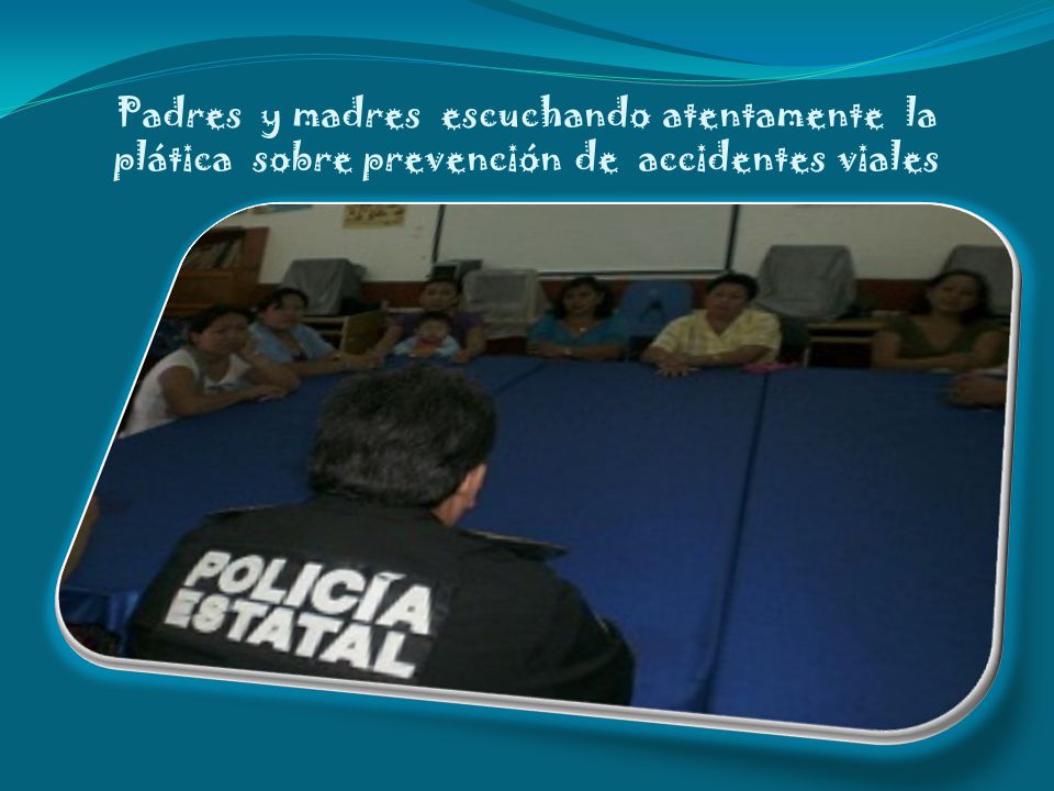 Padres y madres escuchando atentamente la plática sobre prevención de accidentes viales