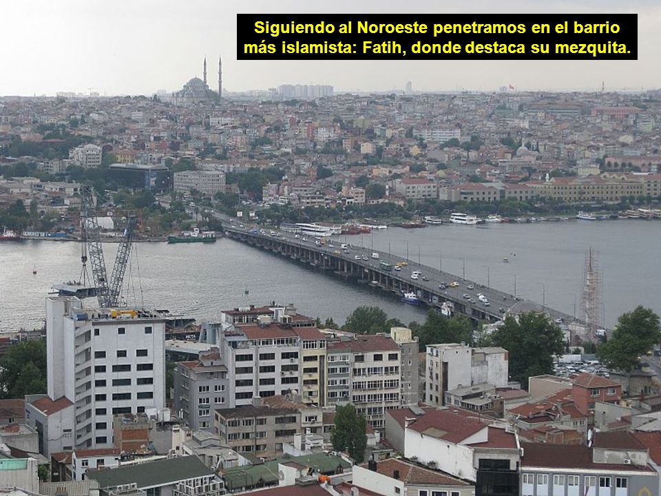 Siguiendo al Noroeste penetramos en el barrio más islamista: Fatih, donde destaca su mezquita.