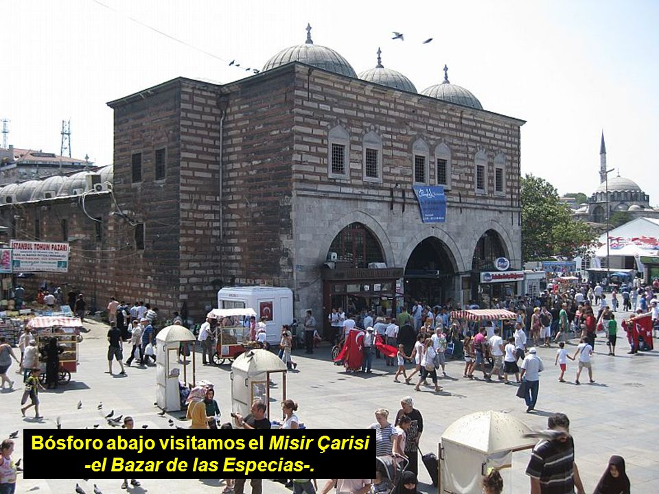 Bósforo abajo visitamos el Misir Çarisi -el Bazar de las Especias-.