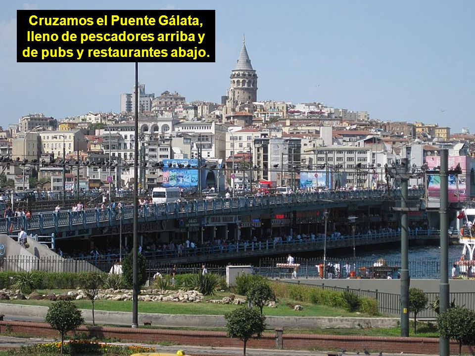 Cruzamos el Puente Gálata, lleno de pescadores arriba y de pubs y restaurantes abajo.