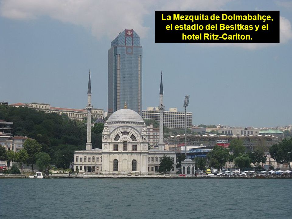La Mezquita de Dolmabahçe, el estadio del Besitkas y el hotel Ritz-Carlton.