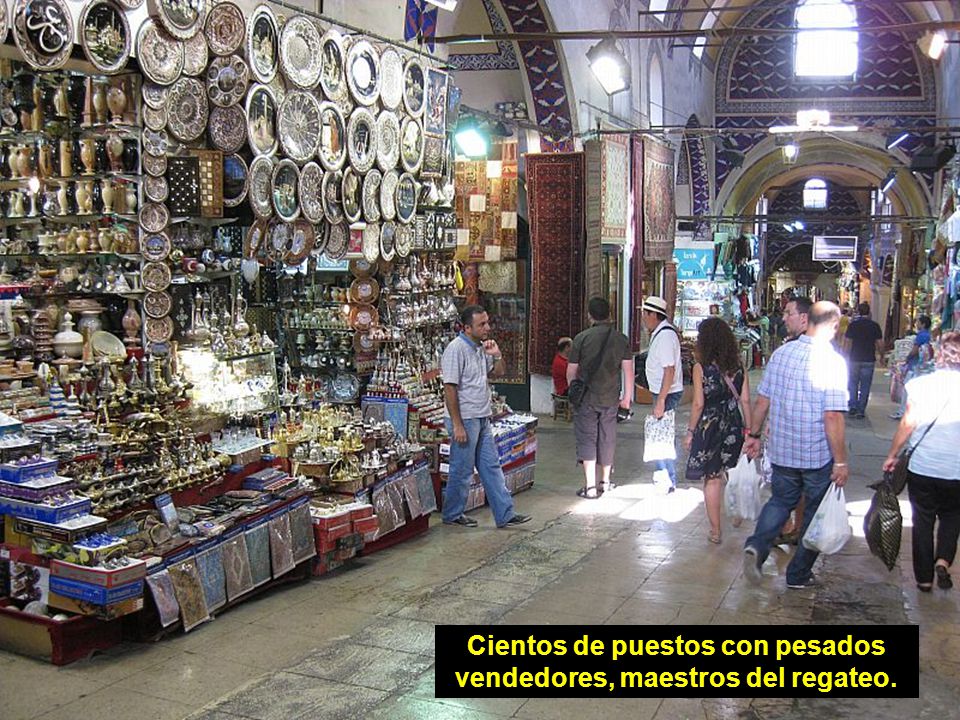 Cientos de puestos con pesados vendedores, maestros del regateo.