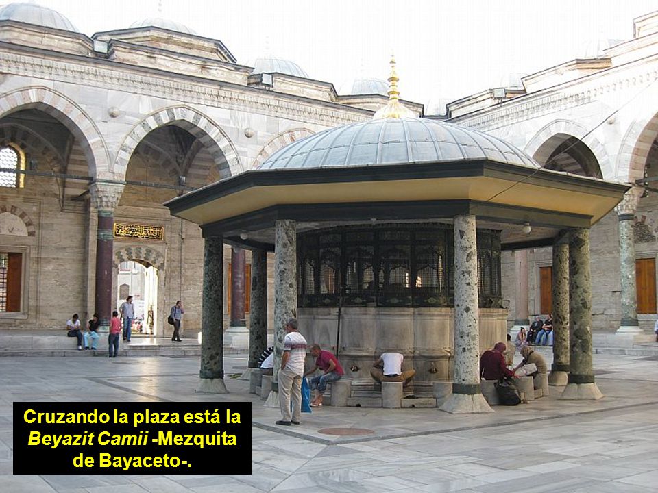 Cruzando la plaza está la Beyazit Camii -Mezquita de Bayaceto-.