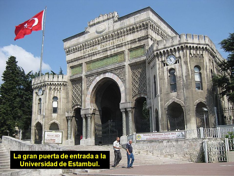 La gran puerta de entrada a la Universidad de Estambul.
