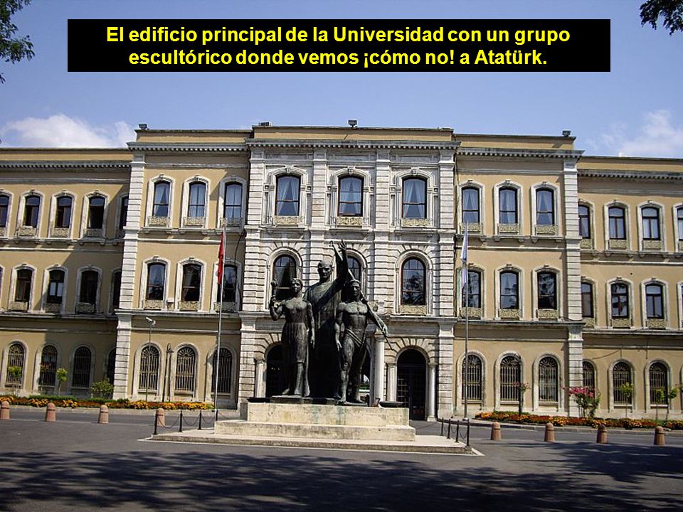 El edificio principal de la Universidad con un grupo escultórico donde vemos ¡cómo no! a Atatürk.