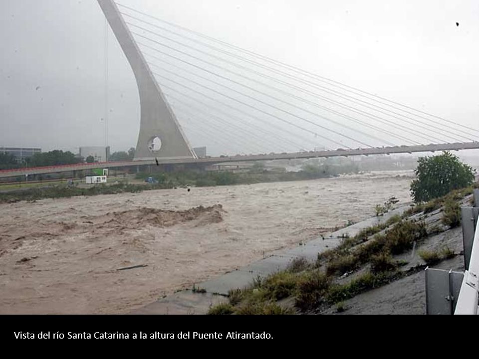 Vista del río Santa Catarina a la altura del Puente Atirantado.