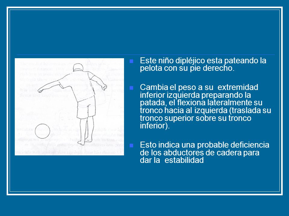Este niño dipléjico esta pateando la pelota con su pie derecho.