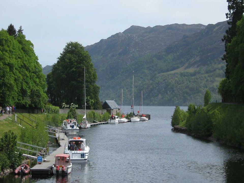 Pasamos por el Caledonian, que es una vía navegable que conecta la costa oriental en Inverness, con la costa occidental en Corpach cerca de Fort William.
