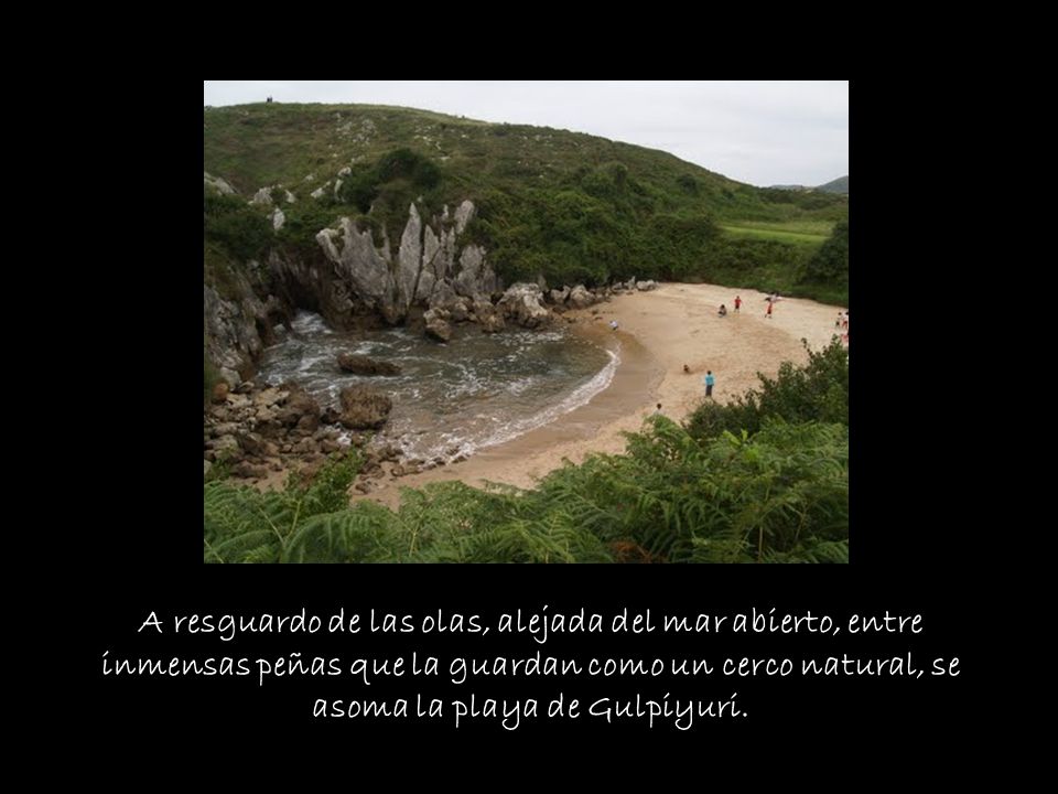 A resguardo de las olas, alejada del mar abierto, entre inmensas peñas que la guardan como un cerco natural, se asoma la playa de Gulpiyuri.