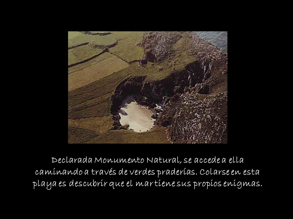 Declarada Monumento Natural, se accede a ella caminando a través de verdes praderías.
