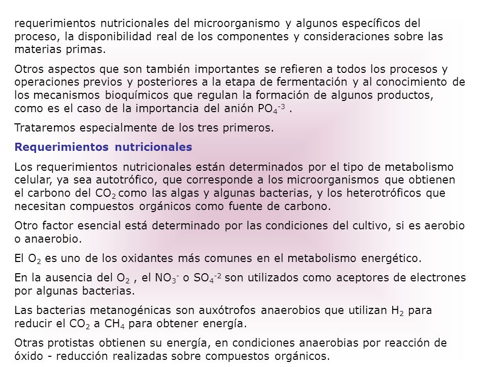requerimientos nutricionales del microorganismo y algunos específicos del proceso, la disponibilidad real de los componentes y consideraciones sobre las materias primas.