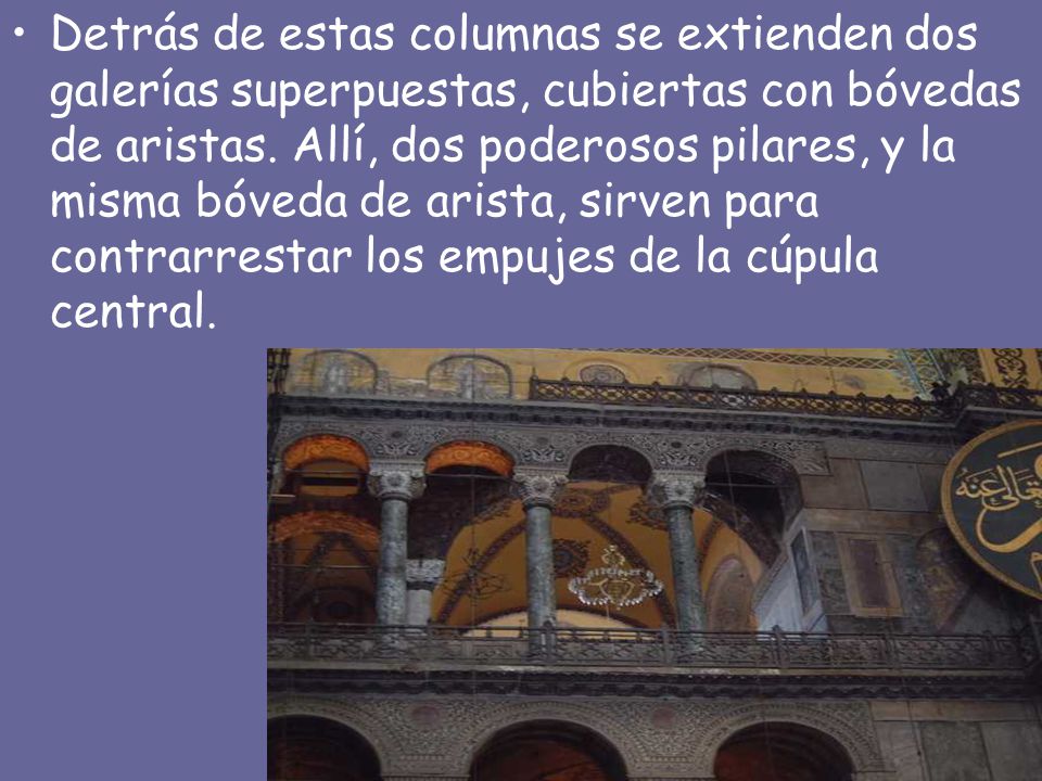 Detrás de estas columnas se extienden dos galerías superpuestas, cubiertas con bóvedas de aristas.