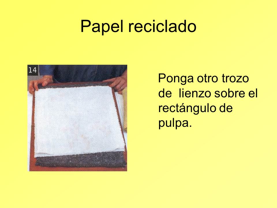 Papel reciclado Ponga otro trozo de lienzo sobre el rectángulo de pulpa.
