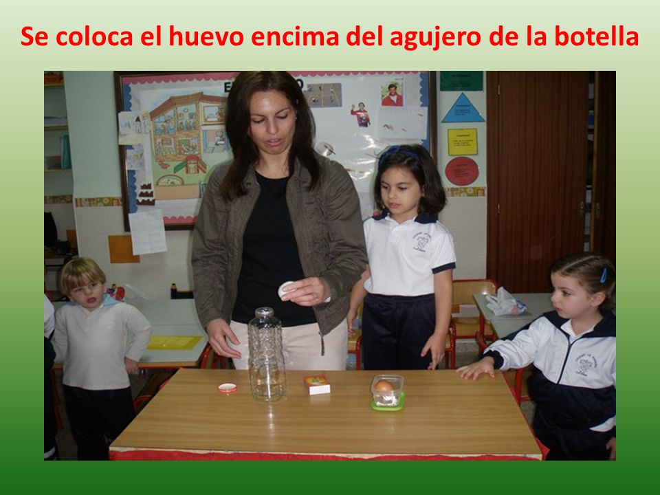 Se coloca el huevo encima del agujero de la botella