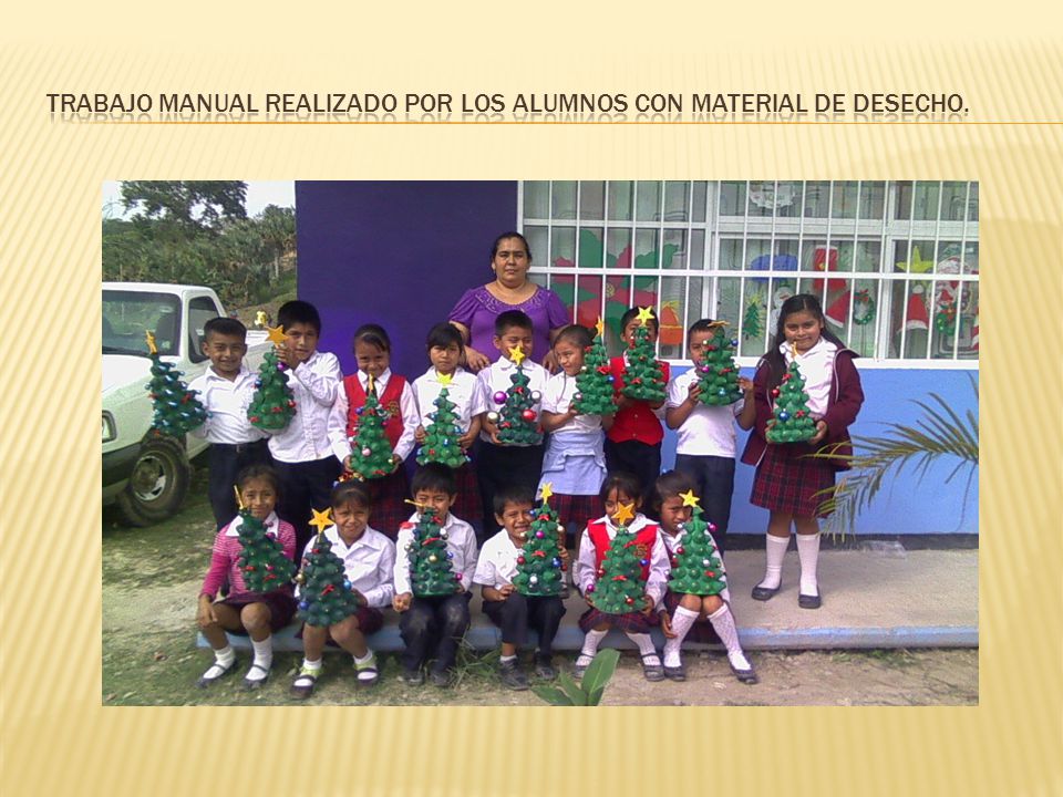 TRABAJO MANUAL REALIZADO POR LOS ALUMNOS CON MATERIAL DE DESECHO.