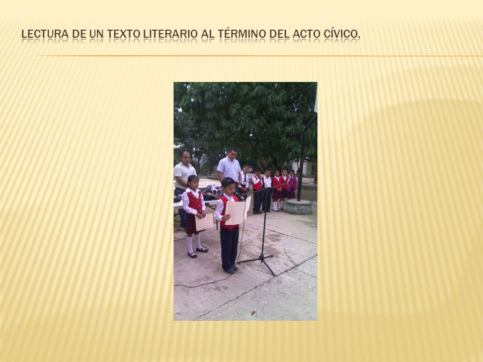 Lectura de un texto literario al término del acto cívico.