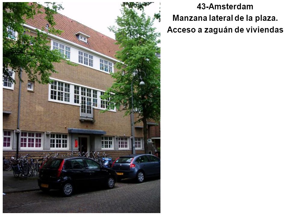 43-Amsterdam Manzana lateral de la plaza. Acceso a zaguán de viviendas