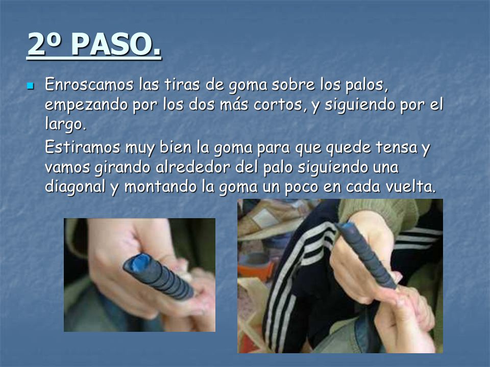 2º PASO. Enroscamos las tiras de goma sobre los palos, empezando por los dos más cortos, y siguiendo por el largo.