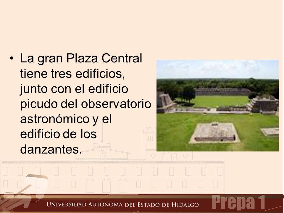 La gran Plaza Central tiene tres edificios, junto con el edificio picudo del observatorio astronómico y el edificio de los danzantes.