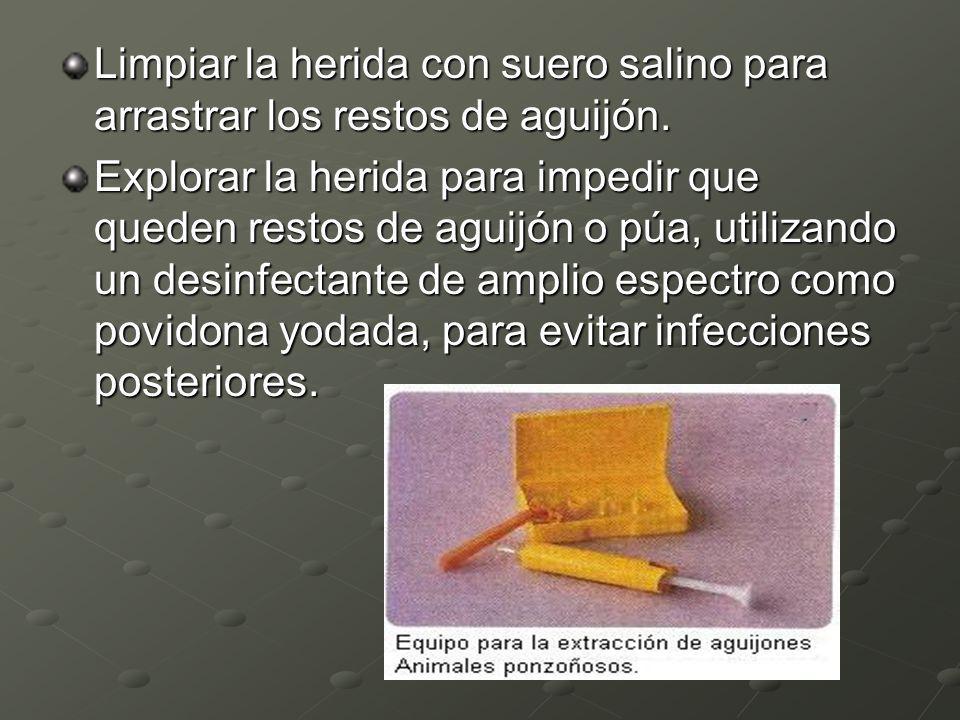 Limpiar la herida con suero salino para arrastrar los restos de aguijón.