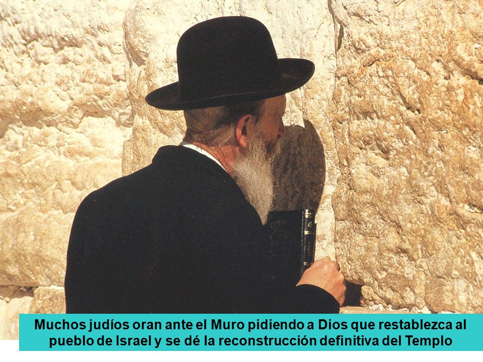 Muchos judíos oran ante el Muro pidiendo a Dios que restablezca al pueblo de Israel y se dé la reconstrucción definitiva del Templo