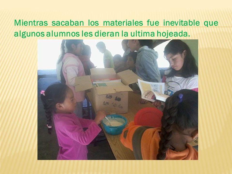 Mientras sacaban los materiales fue inevitable que algunos alumnos les dieran la ultima hojeada.