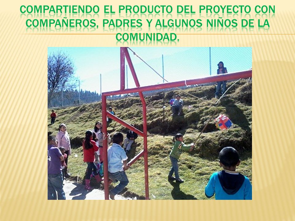 Compartiendo el producto del proyecto con compañeros, padres y algunos niños de la comunidad.
