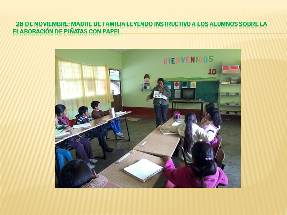 28 de NOVIEMBRE: MADRE DE FAMILIA LEYENDO INSTRUCTIVO A LOS Alumnos sobre la elaboración de piñatas con papel.