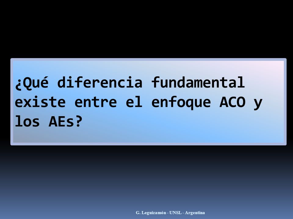¿Qué diferencia fundamental existe entre el enfoque ACO y los AEs