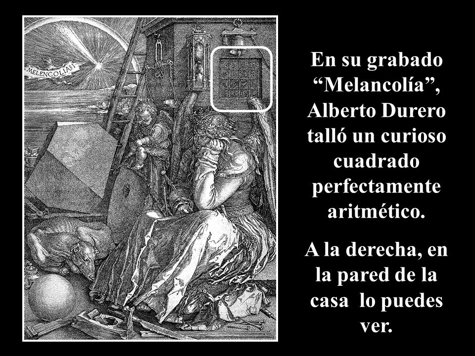 A la derecha, en la pared de la casa lo puedes ver.